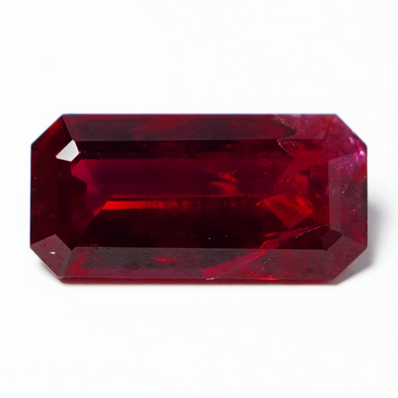 Pigeon blood red ruby (0.9 cts)